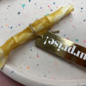 Kauwstaaf runderhuid met kip omwikkeld